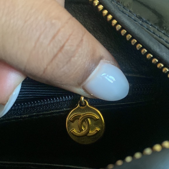 CHANEL Vintage Patent Leather Camera Bag - Picture 15 of 17